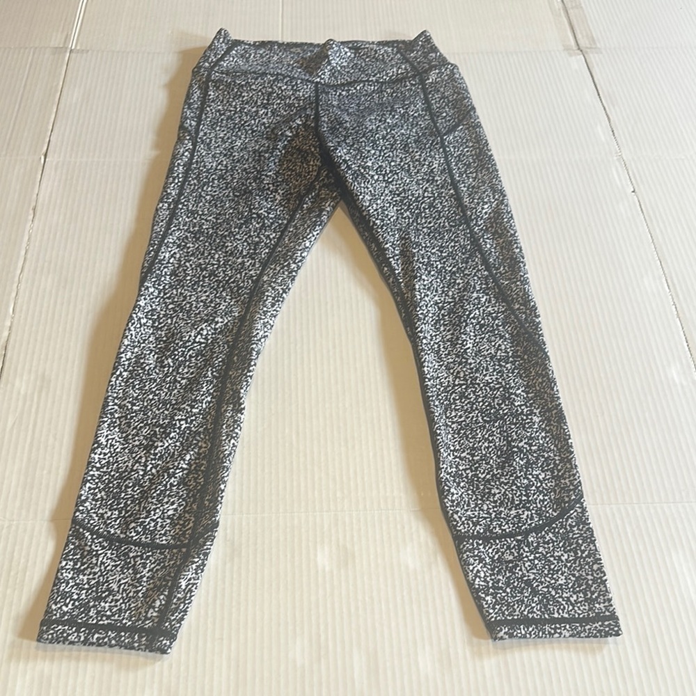 Lululemon Black and White Patterned Leggings unique side stitching pocket inside
